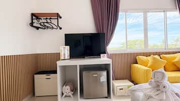 Standard Room with Balcony, Seaview | Cofres nos quartos, cortinas blackout, Wi-Fi de cortesia, roupa de cama