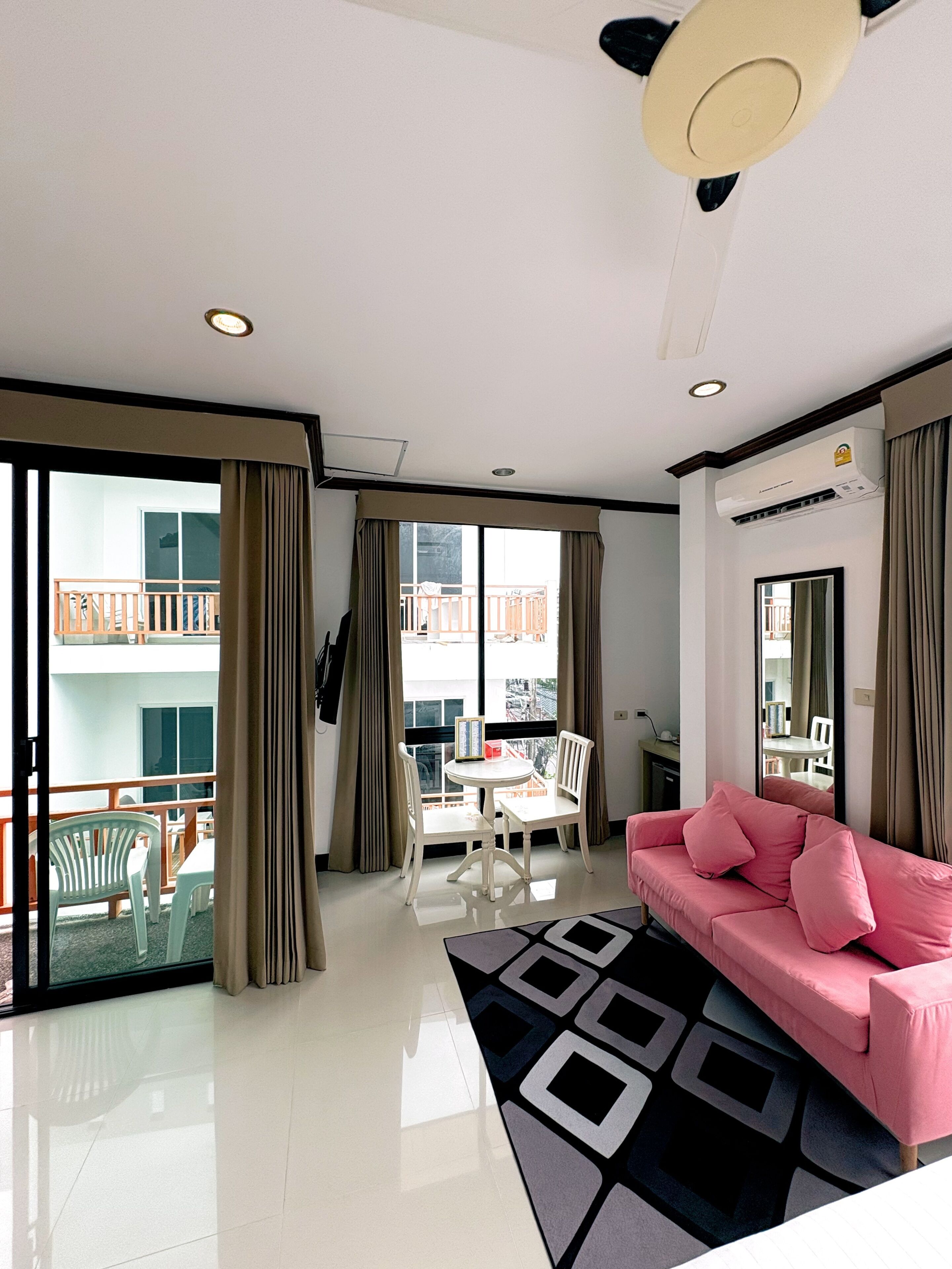 Standard Room with Corri Balcony,Seaview | Área de sala de estar