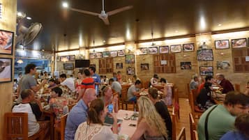 Se sirven comidas, cenas, brunch y mariscos