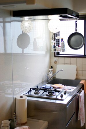 Full-sized fridge, microwave, oven, stovetop