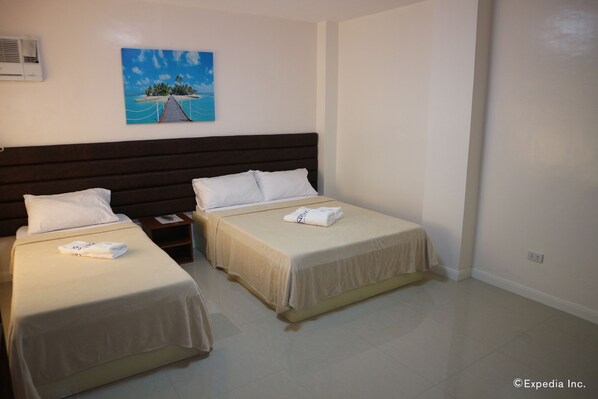 Deluxe Room - La Trinidad Pension House (Kalibo)