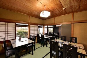 Restaurant - BENIKEA Yufuin Kinrinko Hotel Museum (Yufuin)