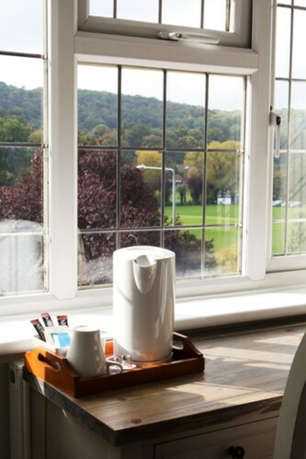 Ropa de cama de alta calidad, colchones con pillow-top y escritorio