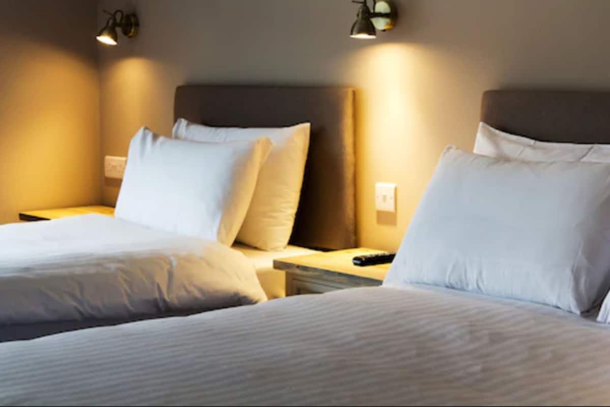 Luxe beddengoed, pillowtop-bedden, een bureau, een laptopwerkplek