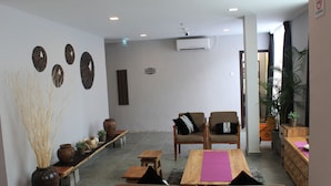 Un interior moderno con una mesa de madera, sillas y decoración mural.