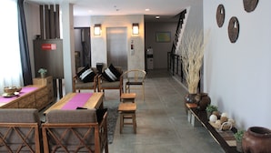 Un moderno vestíbulo de hotel con comedor, mobiliario de madera y decoración mural.