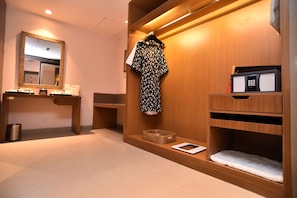 Premium bedding, minibar, in-room safe, desk - The Lalit Mangar (Faridabad)