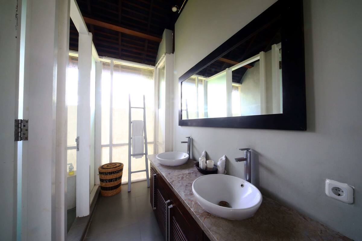 Deluxe Oda, Balkon, Deniz Manzaralı | Banyo | Duş/küvet kombinasyonu, ücretsiz banyo/kozmetik ürünleri