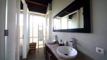 Deluxe Room, Balcony, Sea View | Bathroom