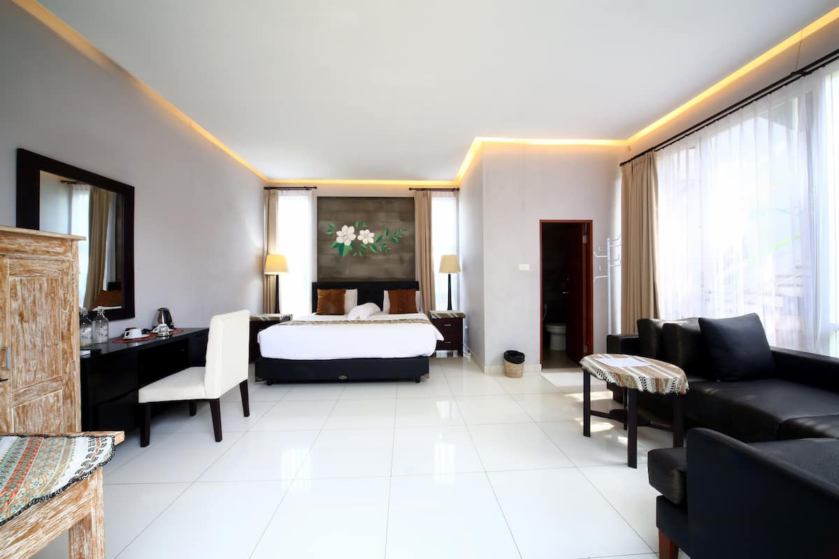 Deluxe Oda, Havuz Manzaralı | Odada kasa, masa, ücretsiz kablosuz İnternet