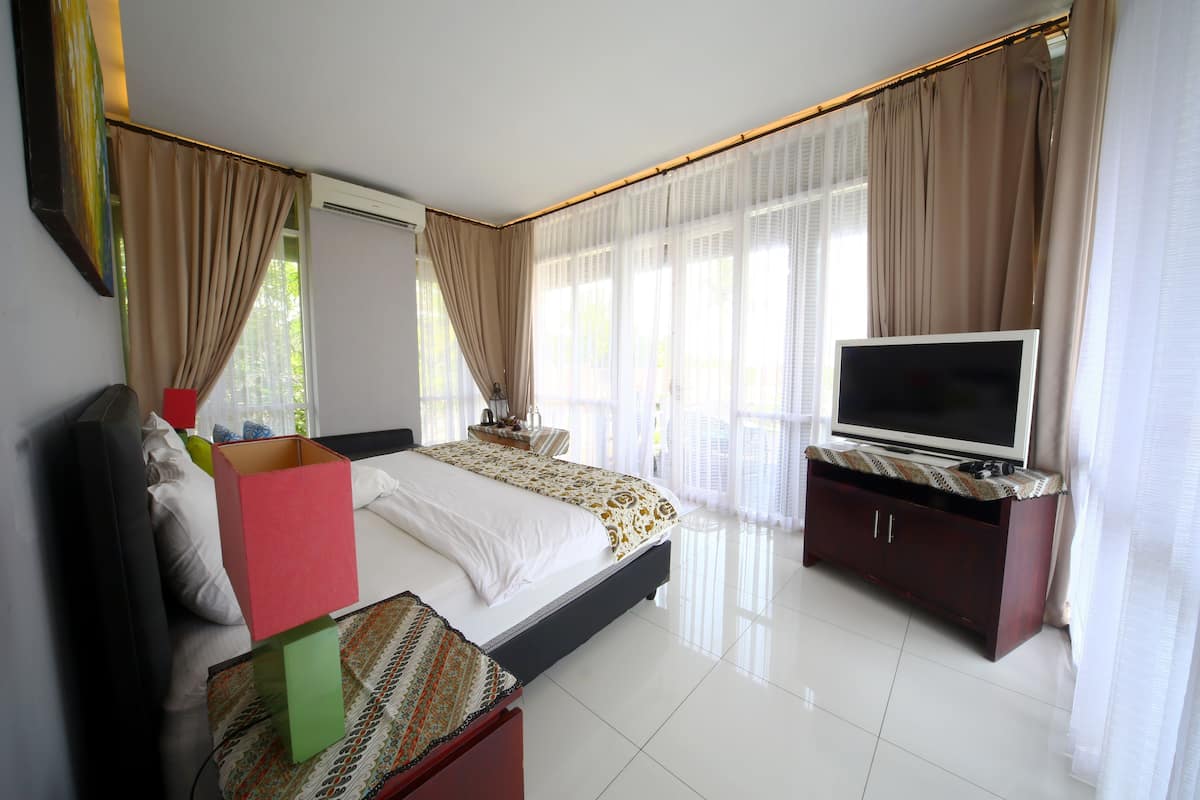 Deluxe Oda, Balkon, Deniz Manzaralı | Odada kasa, masa, ücretsiz kablosuz İnternet