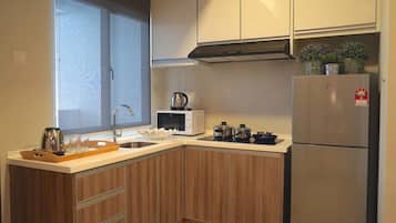 Appartement, 2 chambres | Coin cuisine privé | Réfrigérateur, micro-ondes, plaque de cuisson, lave-vaisselle