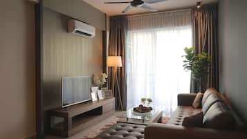 Appartement, 3 chambres | Salle de séjour | Télévision LCD