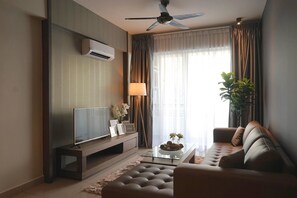 Appartement Junior, 3 chambres | Salle de séjour | Téléviseur ACL