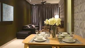 Apartamento júnior, 2 quartos | Área de estar