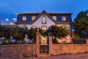 Façade de l’hébergement - soirée/nuit