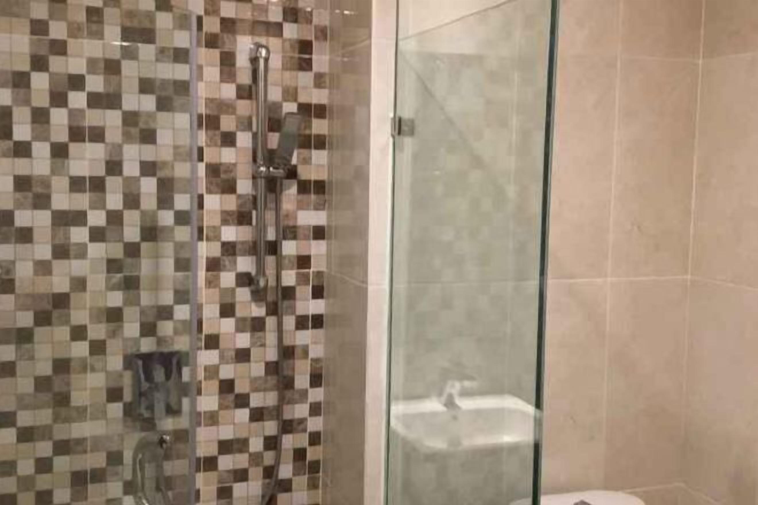 Buồng tắm vòi sen, đồ dùng nhà tắm miễn phí, máy sấy tóc 