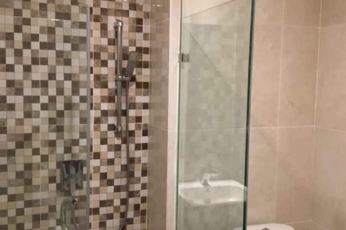 Buồng tắm vòi sen, đồ dùng nhà tắm miễn phí, máy sấy tóc