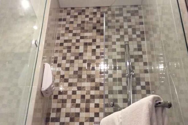 Salle de bain | Douche, articles de toilette (gratuits), séchoir à cheveux, pantoufles