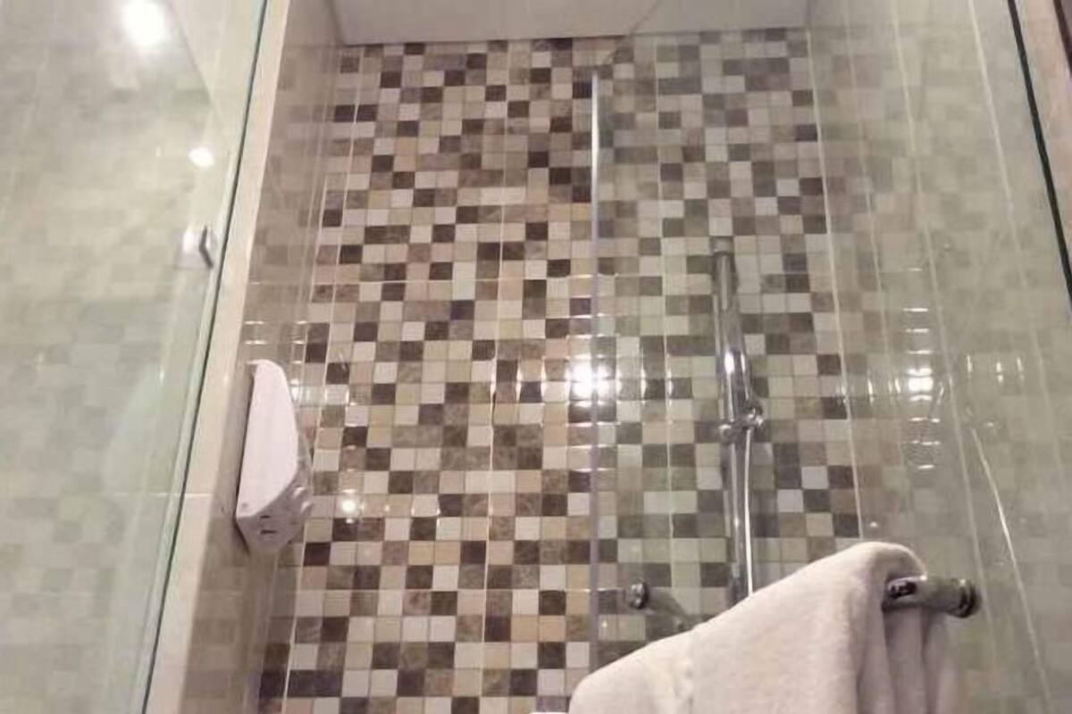 浴室 | 淋浴设施、免费洗浴用品、吹风机、拖鞋