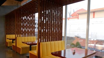 S'hi serveixen esmorzars, dinars i plats de cuina local i internacional