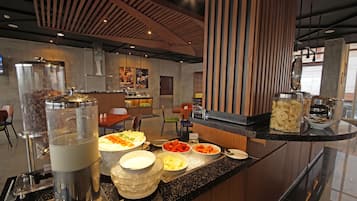 每日供應吃到飽早餐 (每人 IDR80000)