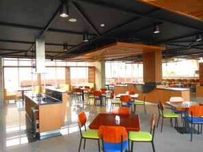 Breakfast, lunch and dinner served - Hotel PrimeBiz Tegal (Tegal)