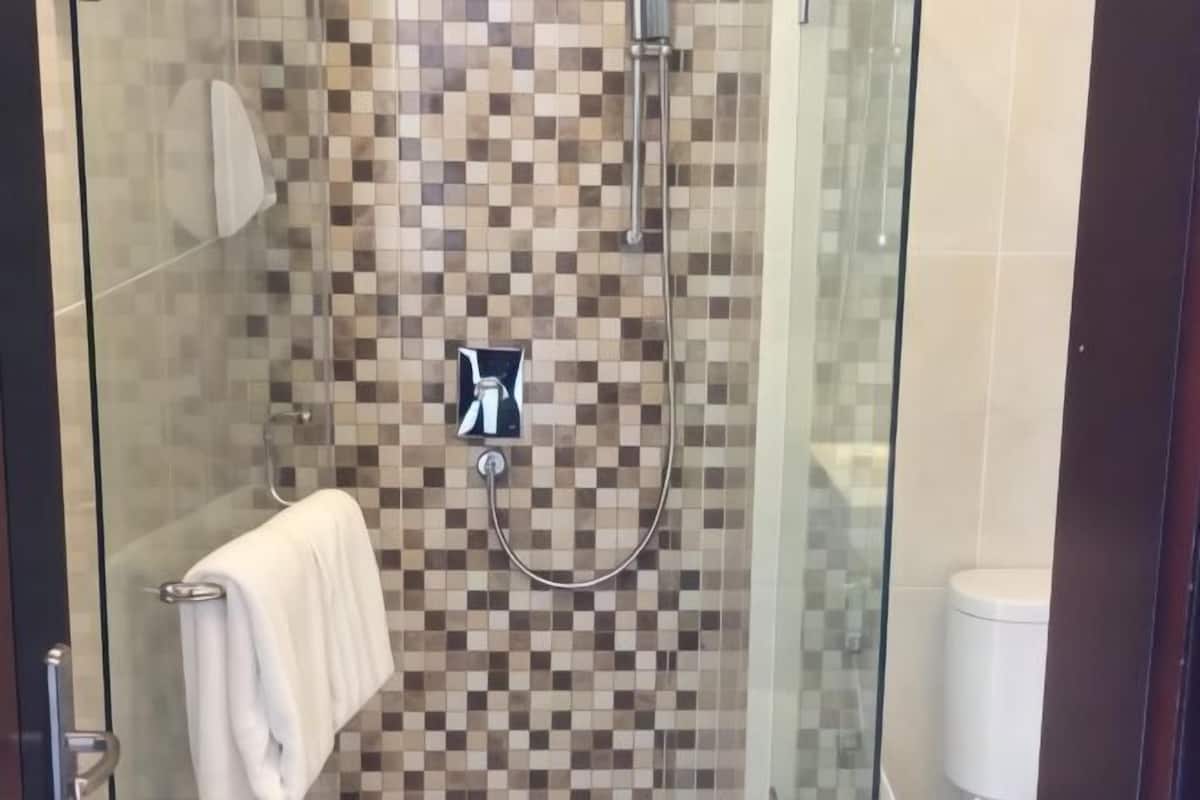 Salle de bain | Douche, articles de toilette gratuits, sĂšche-cheveux, chaussons