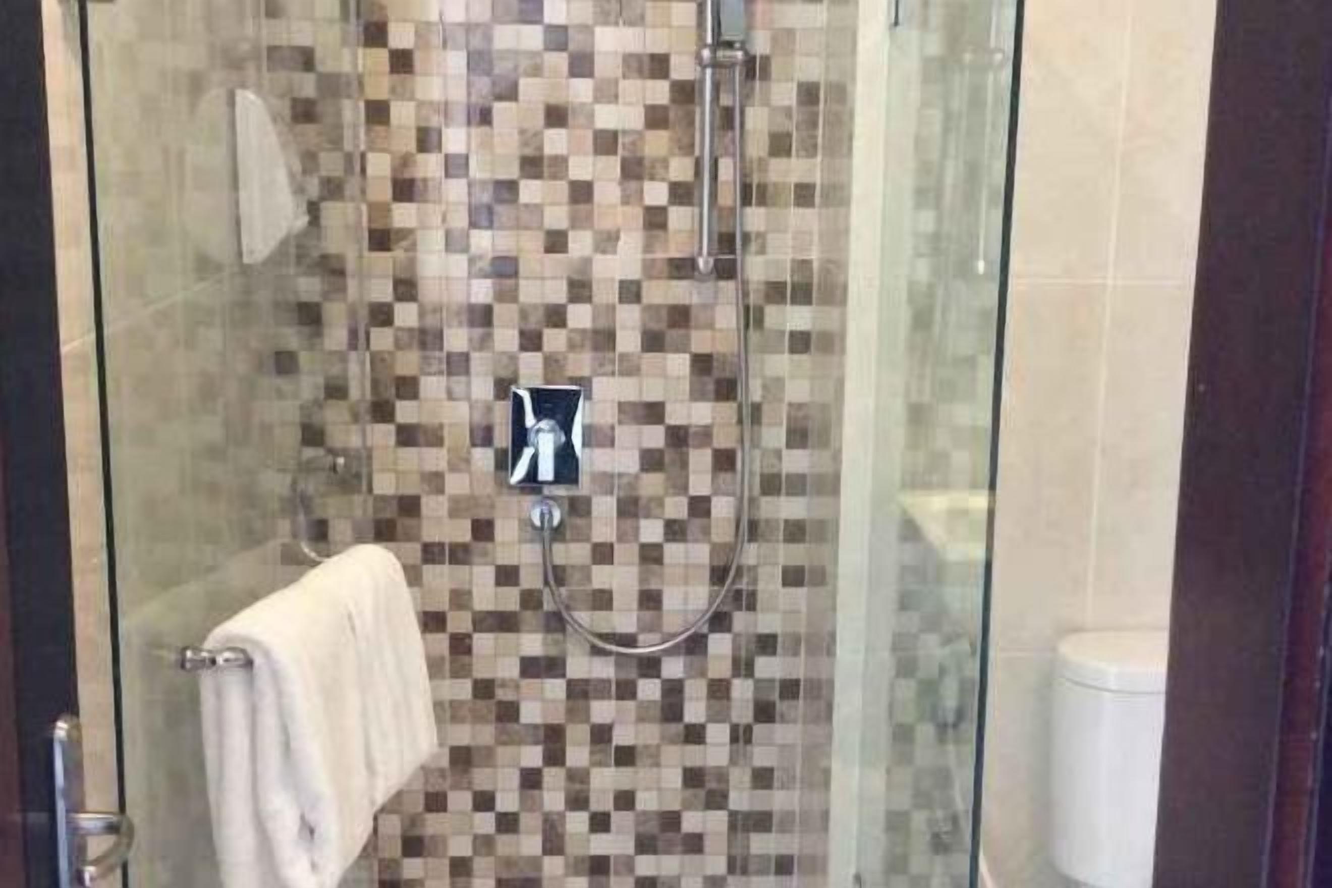 Buồng tắm vòi sen, đồ dùng nhà tắm miễn phí, máy sấy tóc 