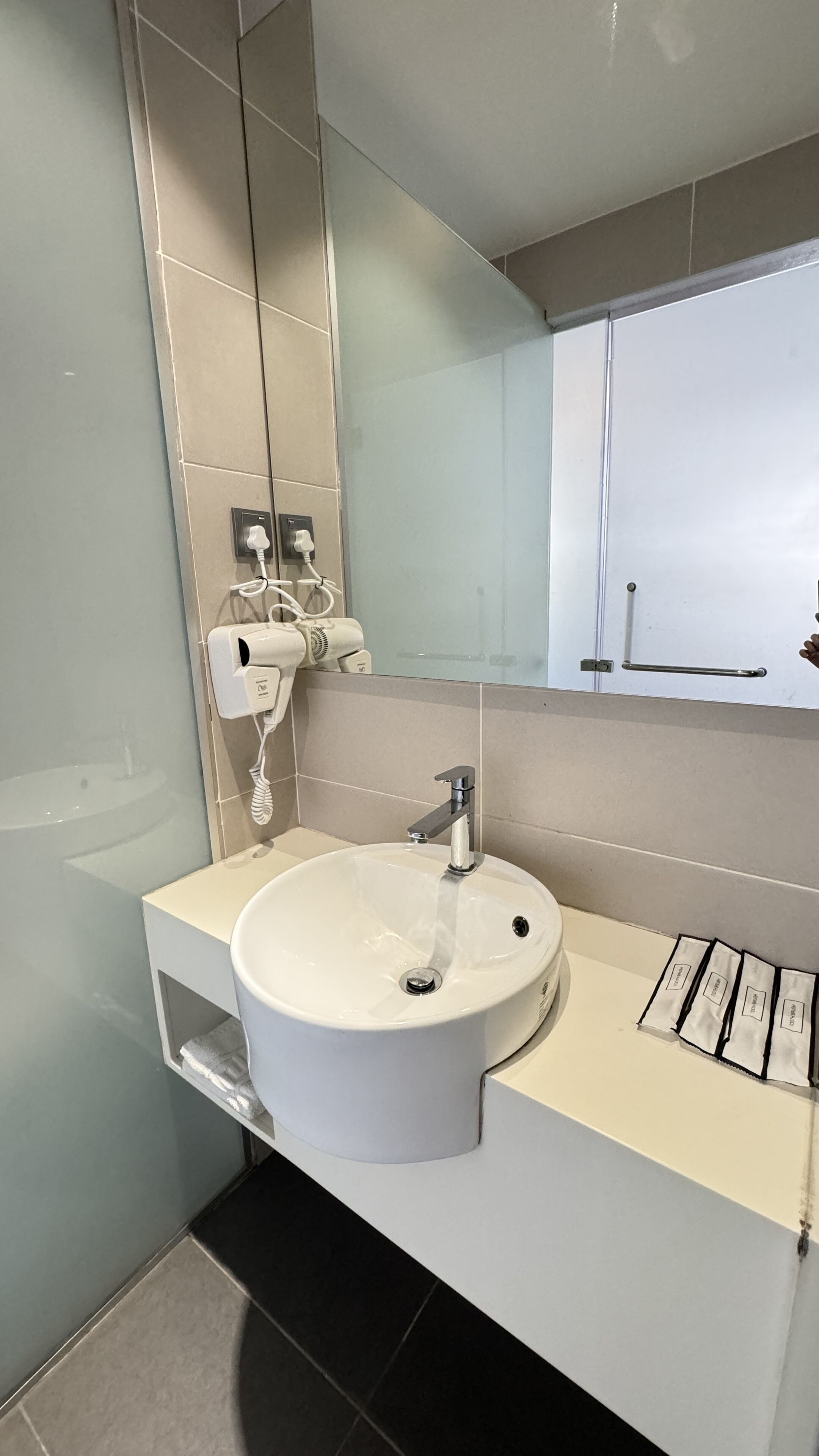 deluxe queen window | bathroom | shower, free toiletries, hair dryer, bidet