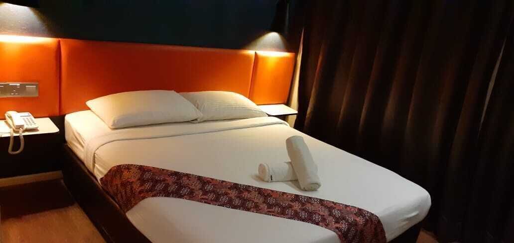 Escritorio, tabla de planchar con plancha, camas extra y wifi gratis 