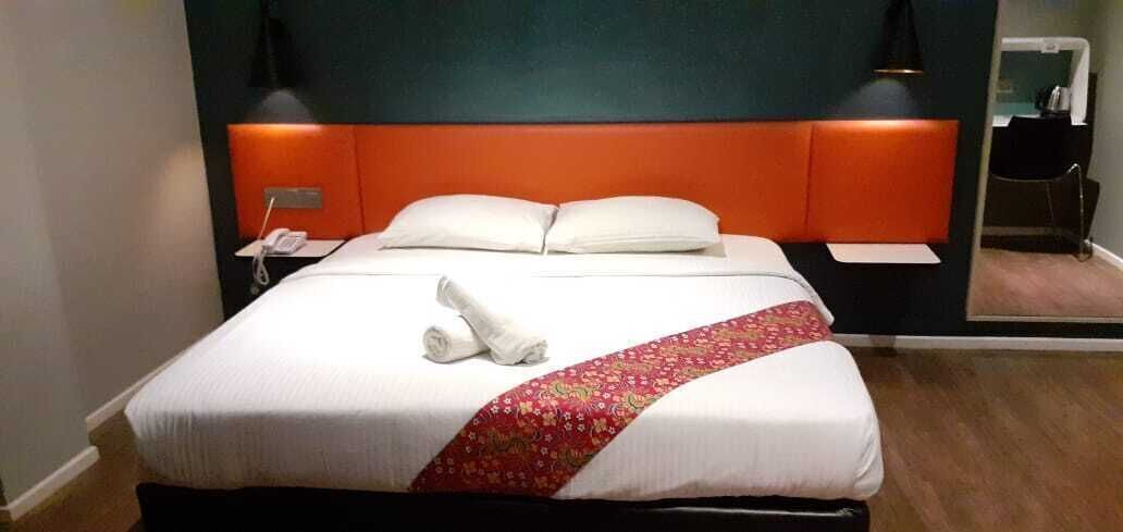 Escritorio, tabla de planchar con plancha, camas extra y wifi gratis 