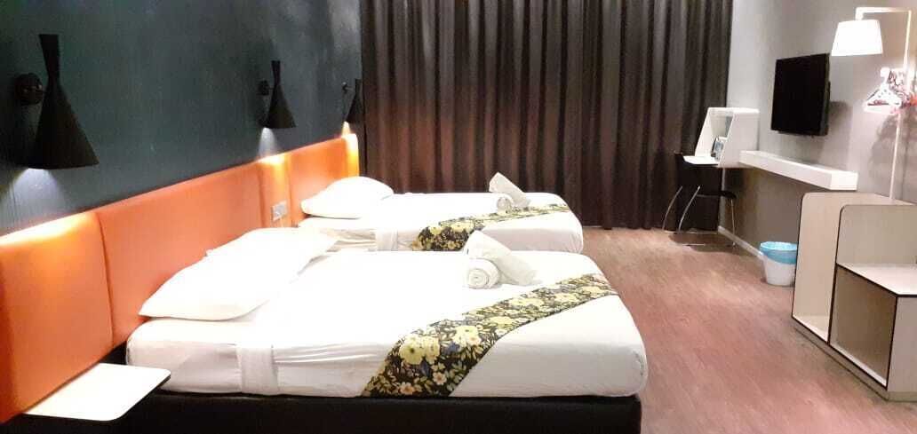 Escritorio, tabla de planchar con plancha, camas extra y wifi gratis 