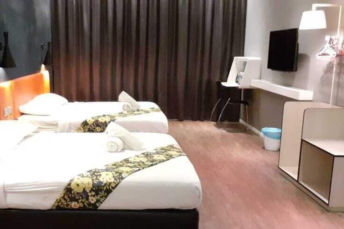 Escritorio, tabla de planchar con plancha, camas extra y wifi gratis