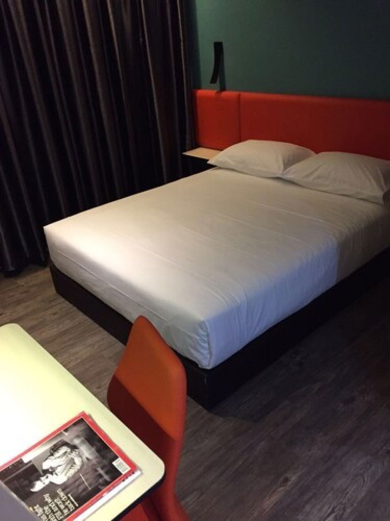 Escritorio, tabla de planchar con plancha, camas extra y wifi gratis 