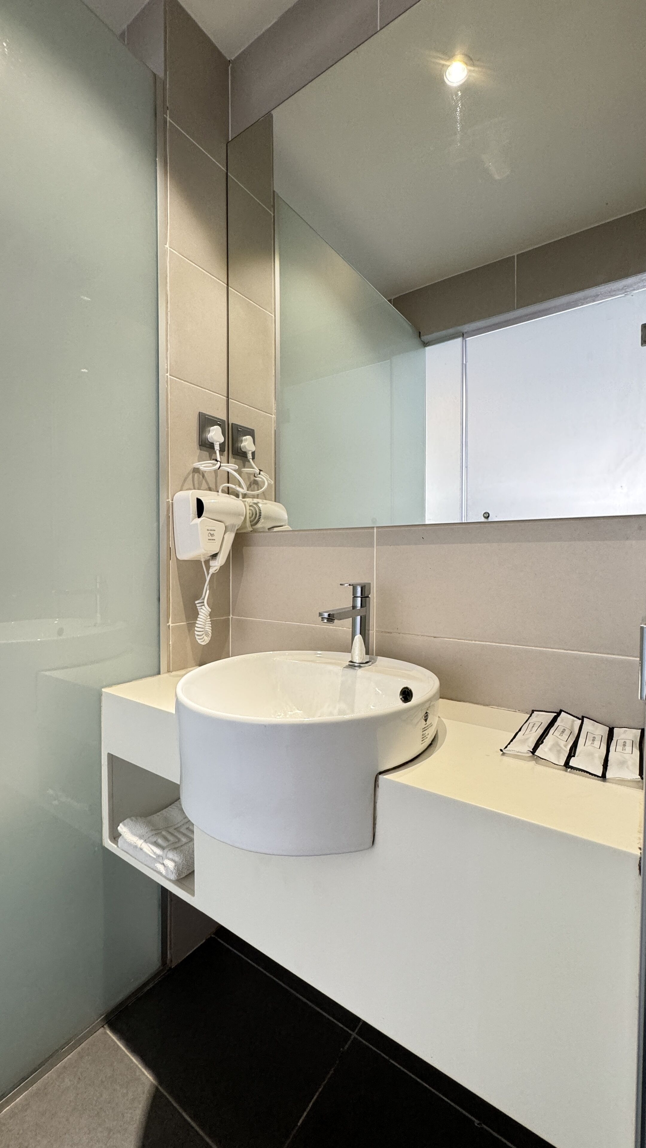 standard queen window | bathroom | shower, free toiletries, hair dryer, bidet