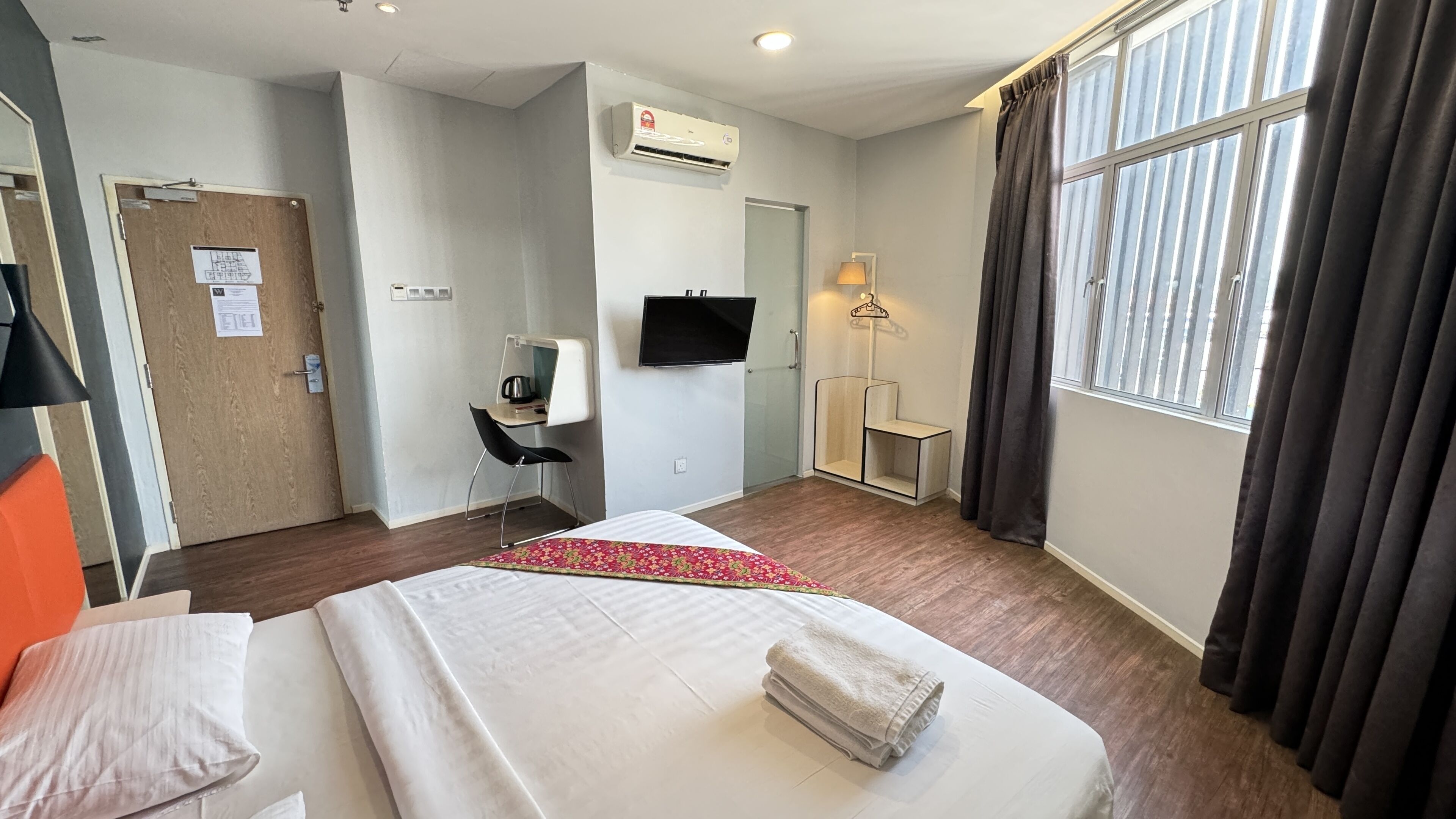 executive king window | bathroom | shower, free toiletries, hair dryer, bidet