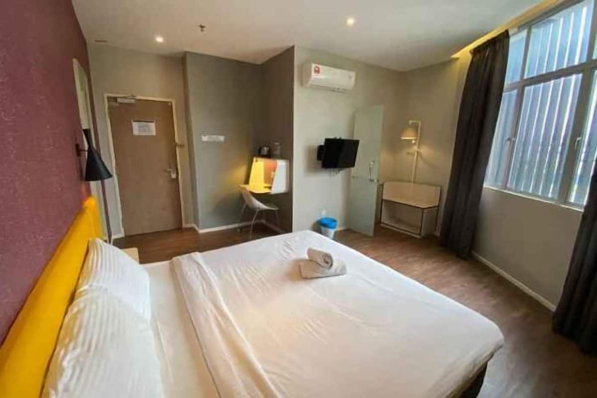 1 bedroom, desk, iron/ironing board, rollaway beds