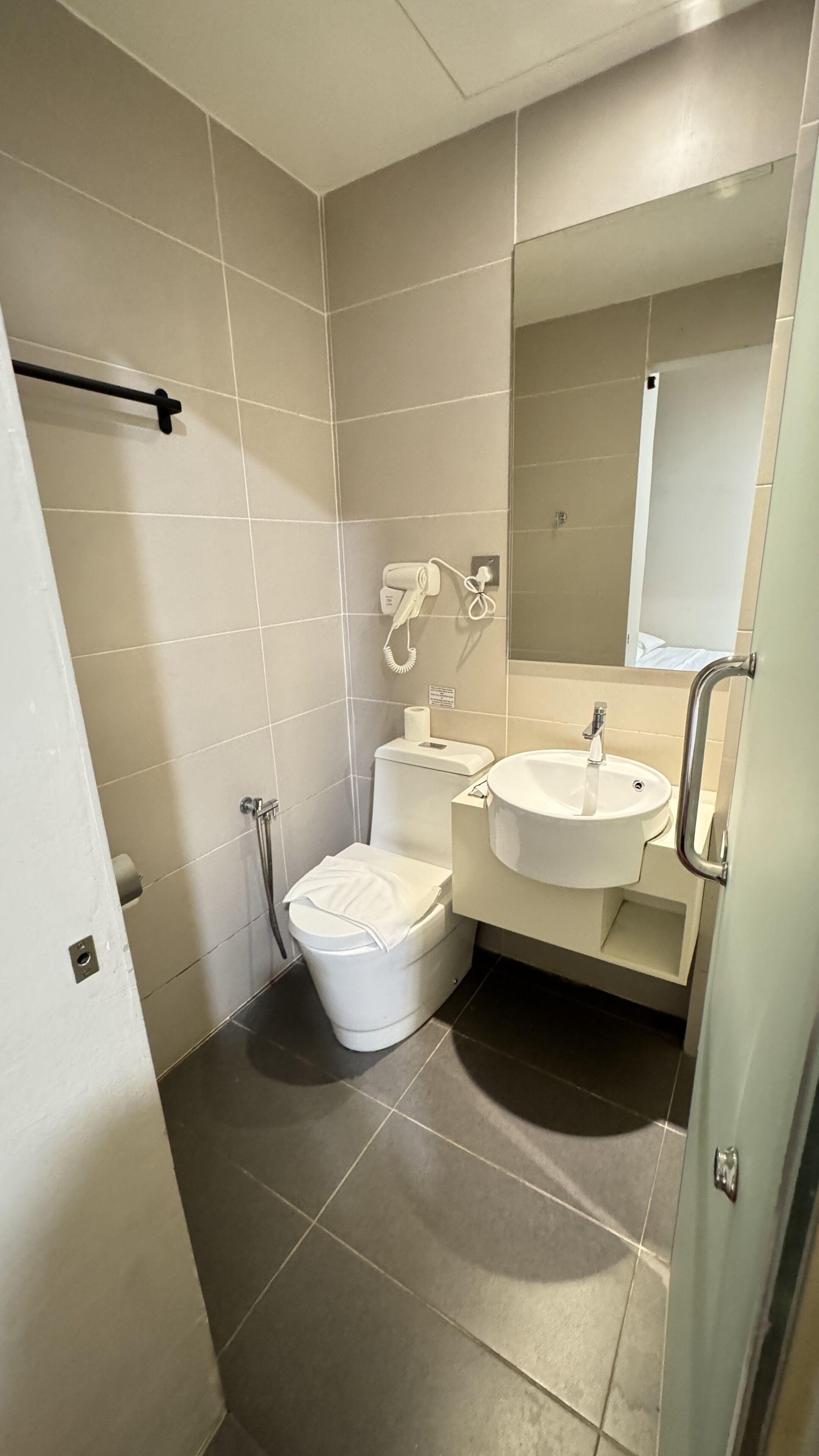 standard queen no window | bathroom | shower, free toiletries, hair dryer, bidet
