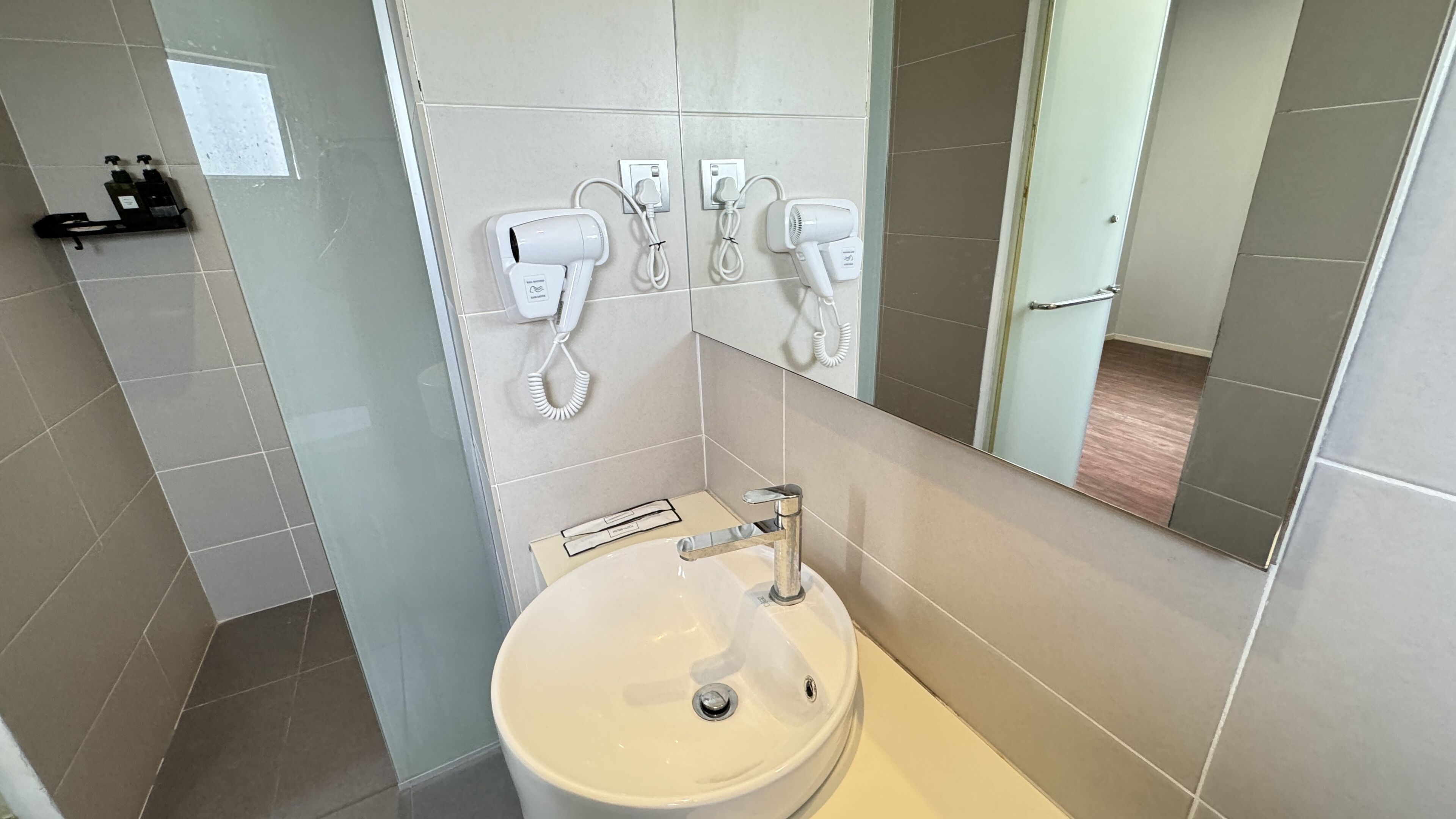 standard single window | bathroom | shower, free toiletries, hair dryer, bidet