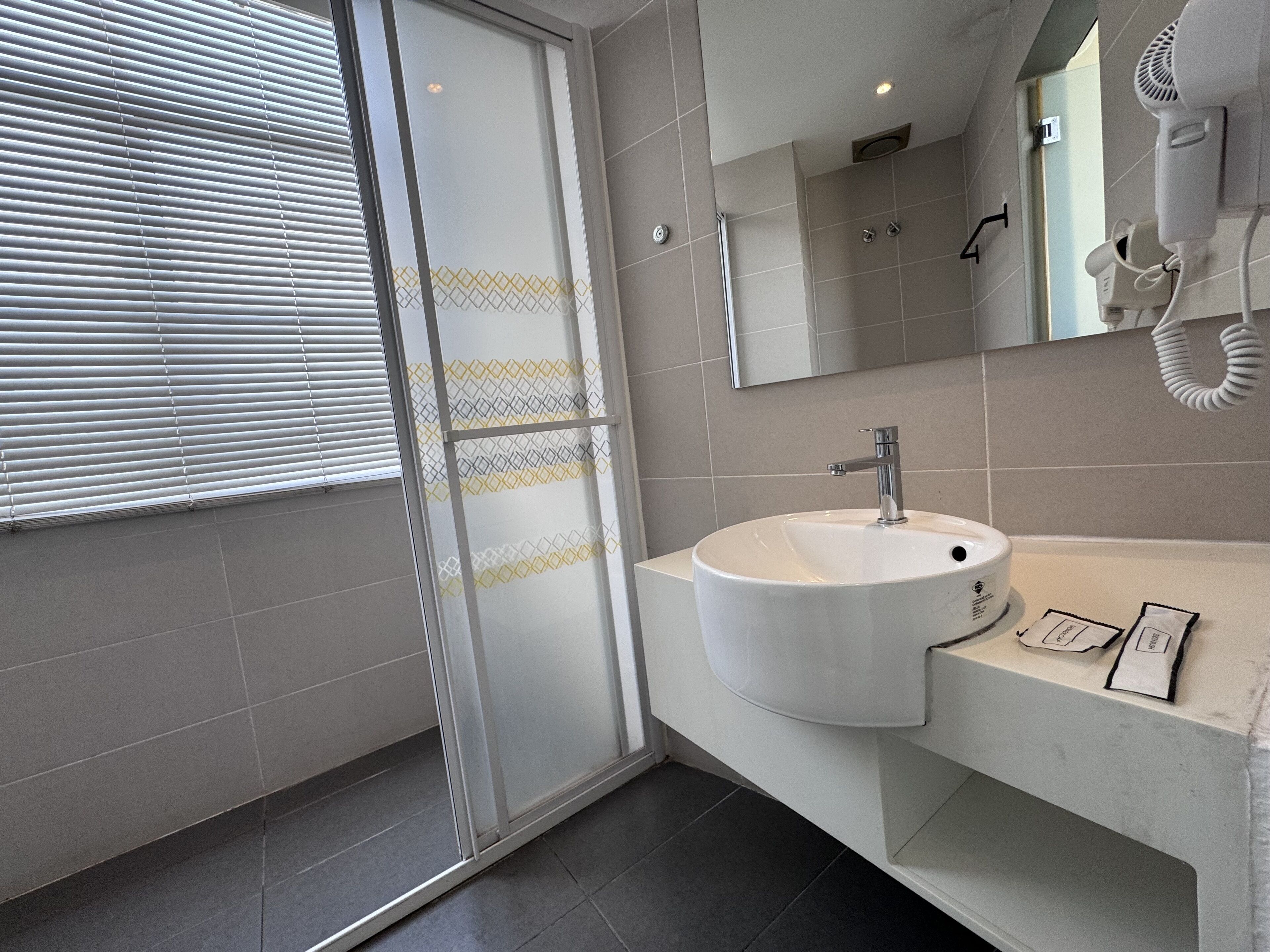 standard single window | bathroom | shower, free toiletries, hair dryer, bidet