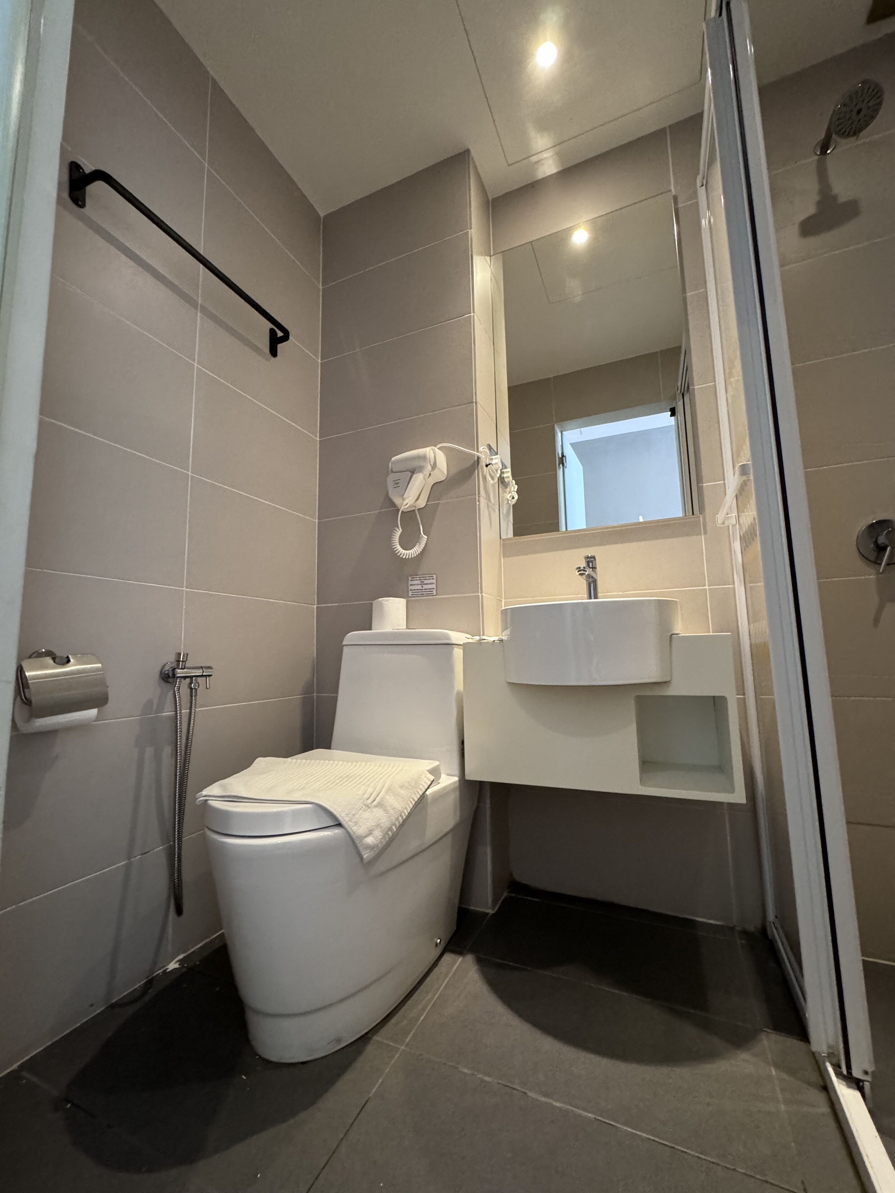 standard queen window | bathroom | shower, free toiletries, hair dryer, bidet