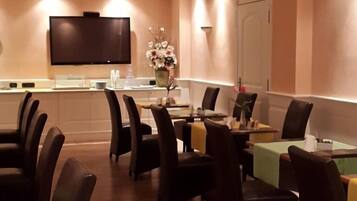 Free daily buffet breakfast