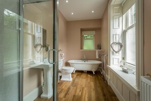 Douche, articles de toilette gratuits, peignoirs, chaussons