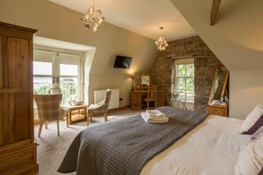 Escritorio, tabla de planchar con plancha y wifi gratis 