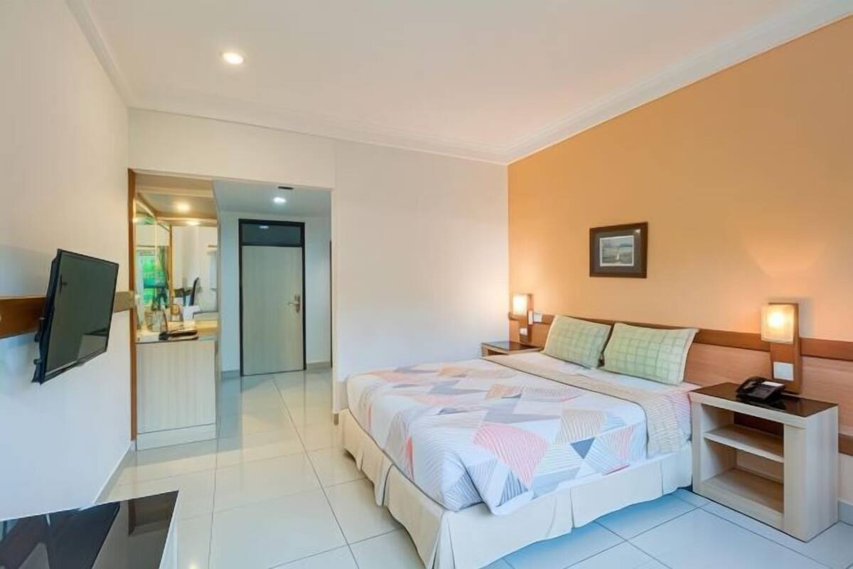 Desk, laptop workspace, free WiFi, bed sheets