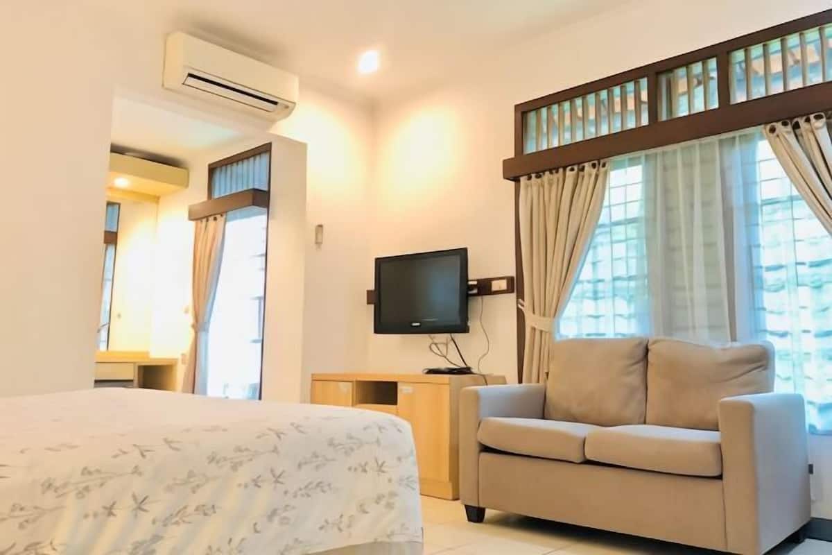 Desk, laptop workspace, free WiFi, bed sheets