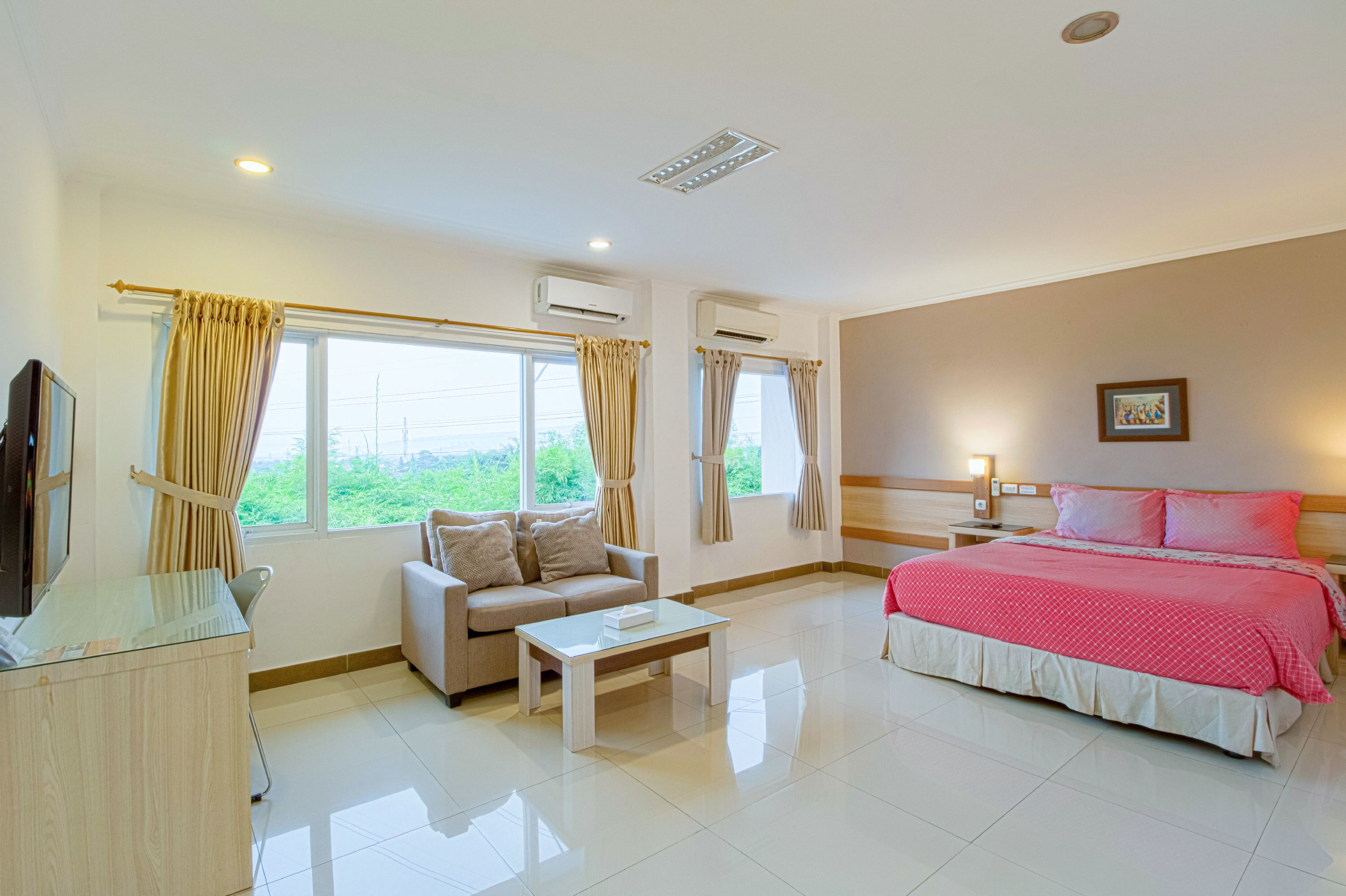 Kamar Deluks | Meja kerja, ruang kerja ramah laptop, Wi-Fi gratis, dan seprai linen