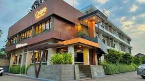 Un hotel moderno con un llamativo letrero 'Cove', varios balcones y una entrada bien iluminada.