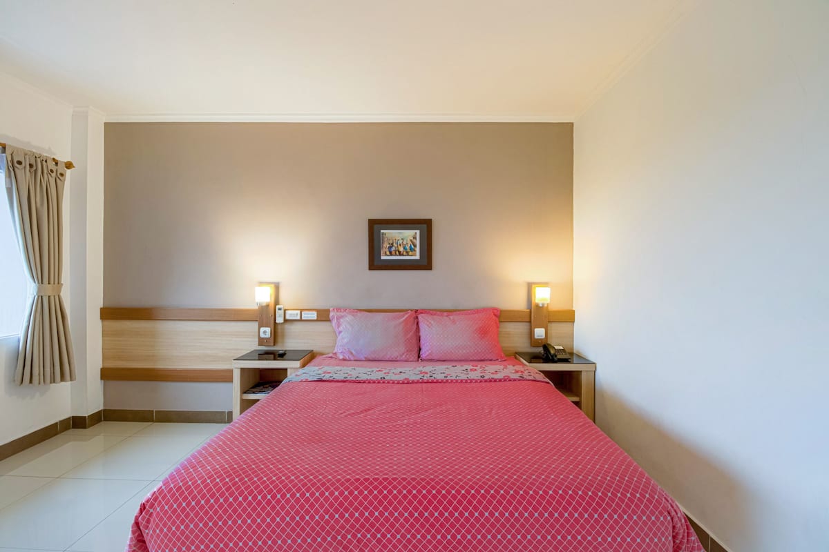 Deluxe Room | Desk, laptop workspace, WiFi (free), bed sheets